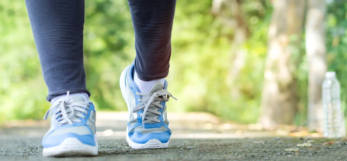 Gros plan sur les jambes et les chaussures d'une personne